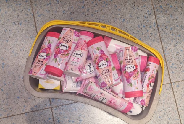 Higiéniai csomagokat oszt a Dia segít Egyesület Debrecenben