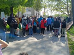 Ételosztás Debrecenben, a Petőfi téren