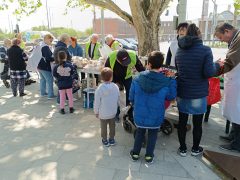 Ételosztás Debrecenben, a Petőfi téren