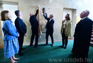 Felavatták IV. Károly domborművét a Debreceni Egyetemen