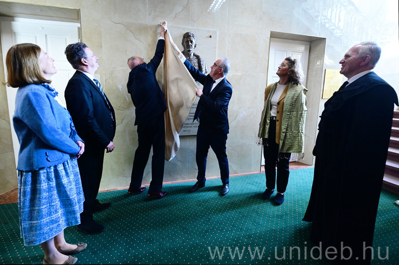 Felavatták IV. Károly domborművét a Debreceni Egyetemen