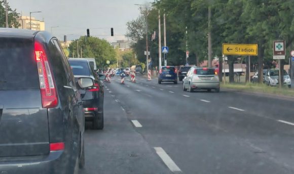 Nagy dugó van Debrecenben, a Böszörményi úton