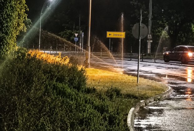 Esőben is megy az automata öntözés Debrecenben
