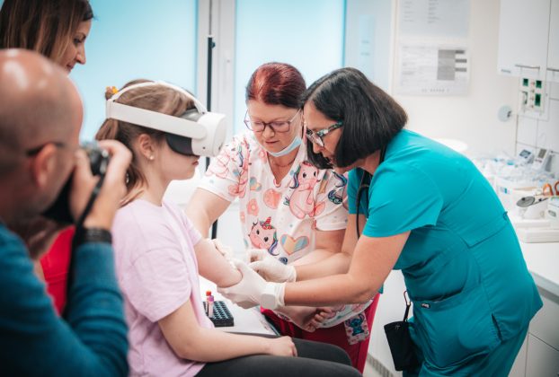 VR-technológiával enyhítik a fájdalmat a debreceni gyermekklinikán