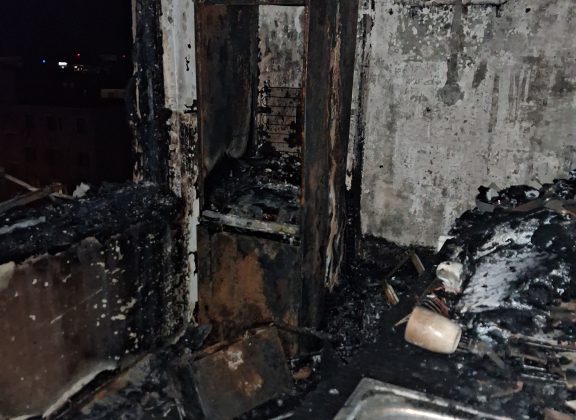 Durva tűzeset Debrecenben: mindent felemésztett a tűz a panel konyhájában