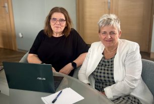 Lannert Judit oktatási és gyermekügyi miniszter és Nagy Erzsébet, a Pedagógusok Demokratikus Szakszervezetének ügyvivője