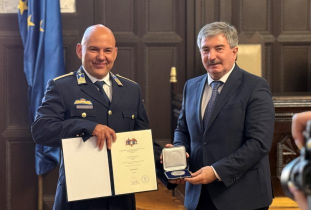 Emlékérmet vehetett át a megyei közgyűlésen László Kókai Csaba debreceni rendőr alezredes