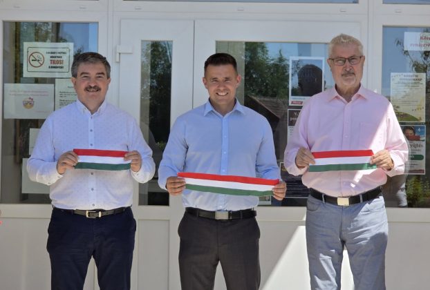 Vitányi István szalagvágása Csökmőn