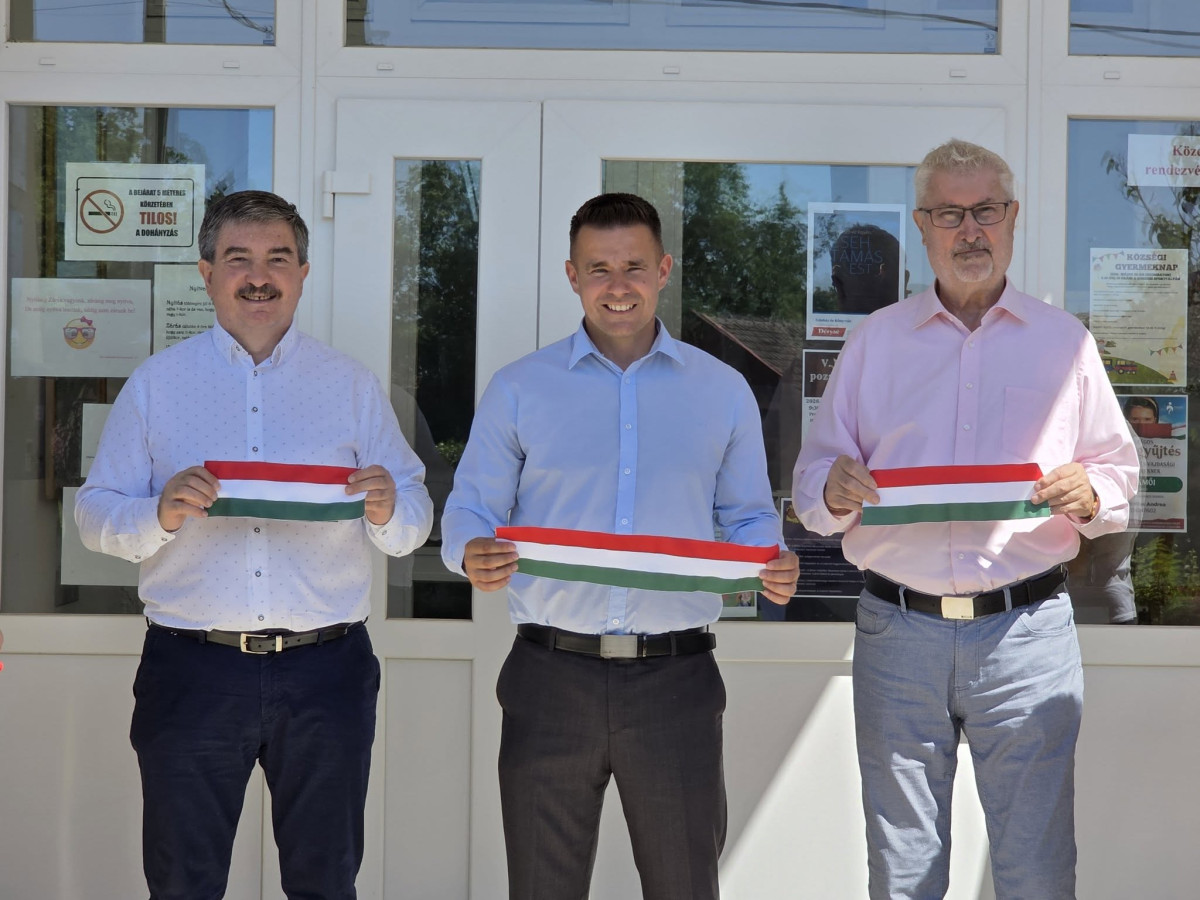 Vitányi István szalagvágása Csökmőn