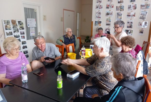 Az okostelefon használatával ismerkedtek az idősek Földesen
