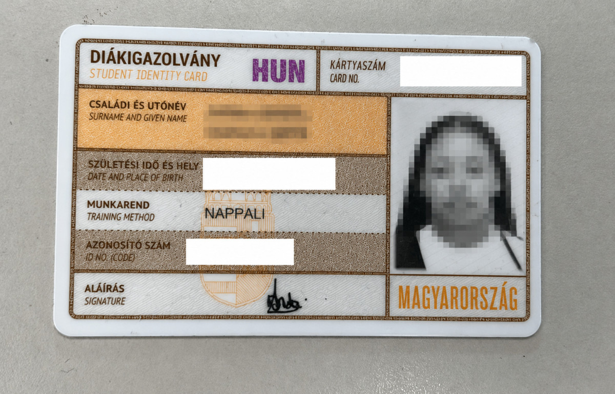 Kinevettek egy debreceni diáklányt