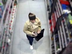 Lopás miatt keresi ezt a nőt a debreceni rendőrség