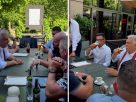 Orbán Viktor sörözik