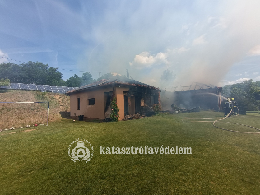 Kigyulladt egy családi ház Hosszúpályiban