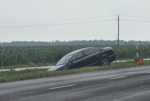 Árokba fejelt egy autó Hajdúszoboszló közelében