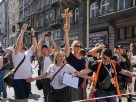 Budaházy Edda kereszttel próbálta megállítani a Pride-ot