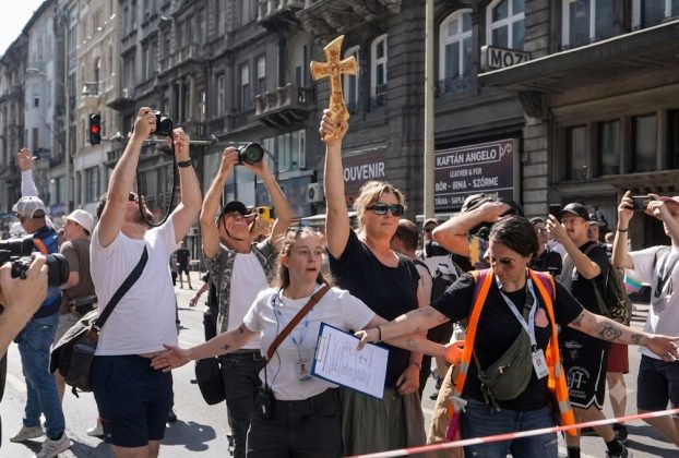 Budaházy Edda kereszttel próbálta megállítani a Pride-ot