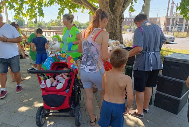 Meleg ételt osztottak Debrecenben