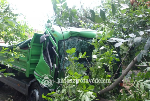 Fának ütközött egy teherautó Hajdúböszörményben