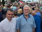 Papp Zsolt és Vitányi István a Sándor-palota előtti tüntetésen