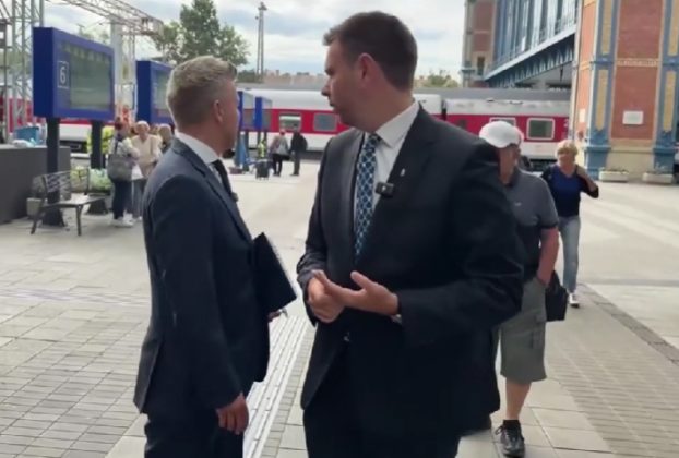 Leköpte egy férfi Magyar Pétert a Nyugati pályaudvaron