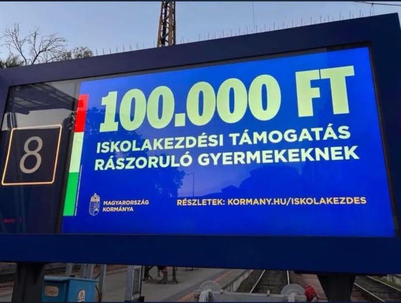 Kormányzati plakátok a iskolakezdési támogatásról