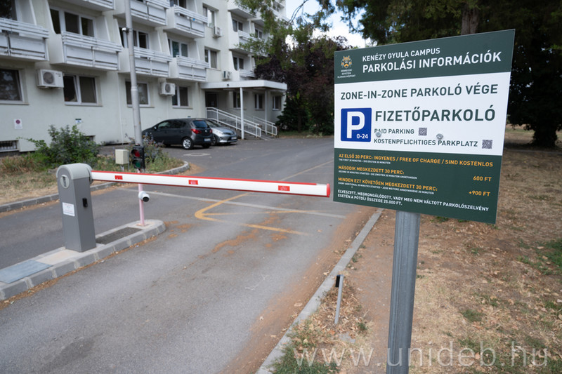 Új parkolót alakítottak ki a debreceni kórháznál, ennyibe fog kerülni a várakozás