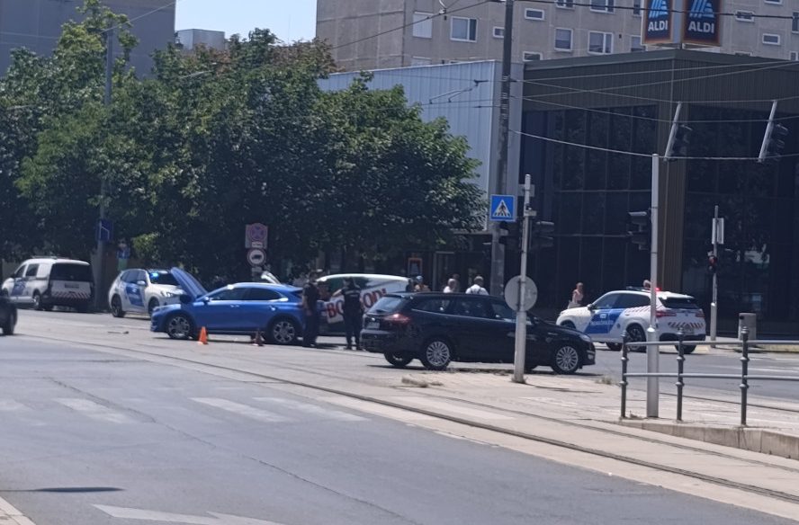 Baleset történt Debrecenben, a Füredi út és a Dózsa György utca kereszteződésében