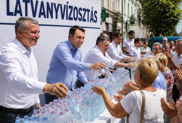 Vízosztás az utcán