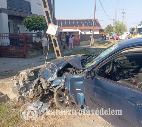 Villanyoszlopnak hajtott egy autó Sárrétudvariban