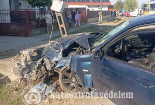 Villanyoszlopnak hajtott egy autó Sárrétudvariban