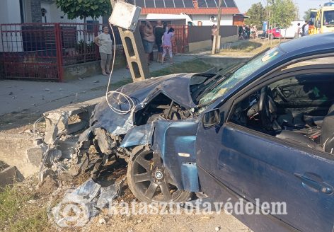 Villanyoszlopnak hajtott egy autó Sárrétudvariban