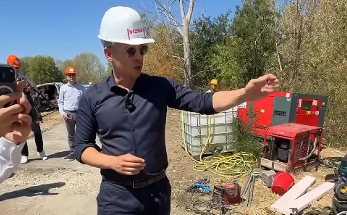 Magyar Péter Pakson