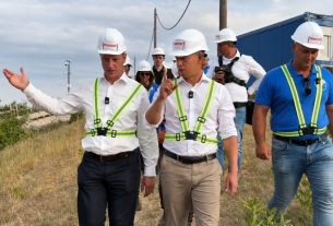 Magyar Péter Pakson