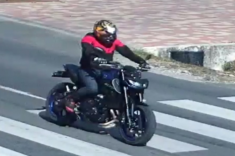Kődobáló motoros Hajdúnánásnál