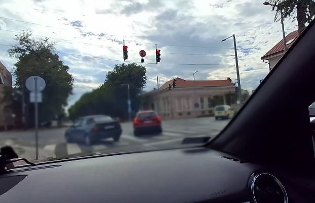 Majdnem karambol lett a piros lámpánál: tanulságos videót osztott meg a debreceni rendőrség
