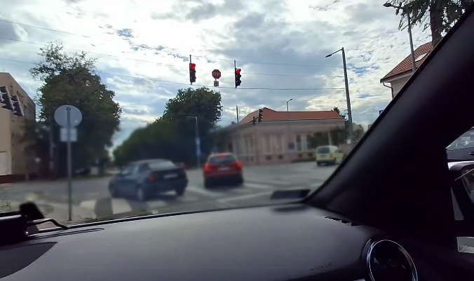 Majdnem karambol lett a piros lámpánál: tanulságos videót osztott meg a debreceni rendőrség