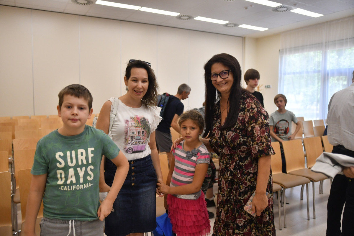 Orosz Ibolya Aurélia önkormányzati képviselő a gyerekekkel