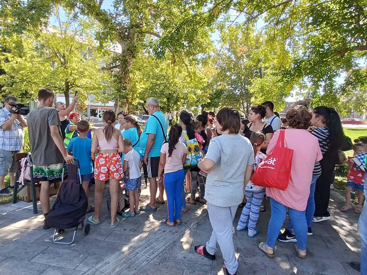 Ezúttal nemcsak ételt, tanszert is osztott a Kéretlen Figyelem Debreceni Nők Közéleti Egyesülete Debrecenben