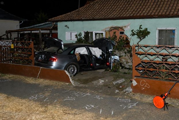 Háznak csapódott egy autó Debrecenben