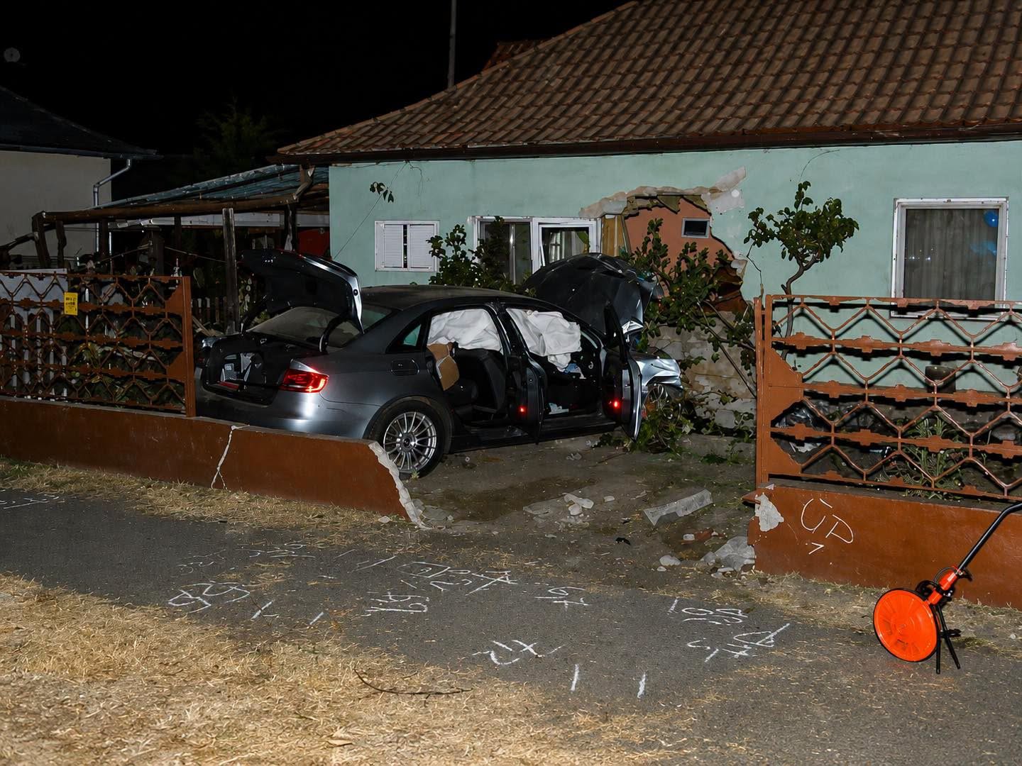 Háznak csapódott egy autó Debrecenben