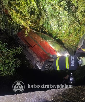 Csatornába hajtott egy autó Püspökladánynál