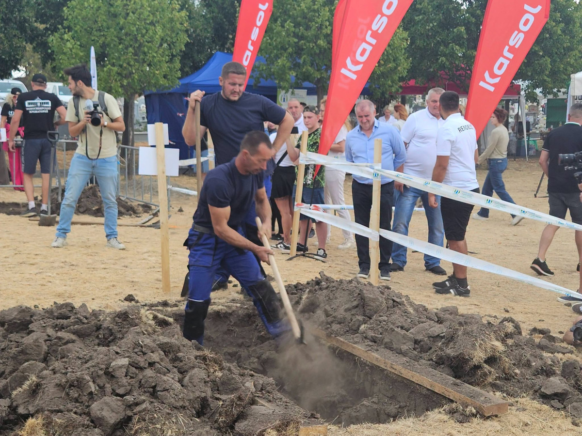 A hajdúböszörményi Paraklétosz csapata sírásó verseenyen