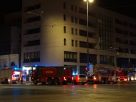 Kilenc tűzoltóegység vonult a Párizsi Udvarhoz