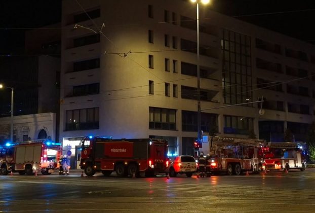 Kilenc tűzoltóegység vonult a Párizsi Udvarhoz