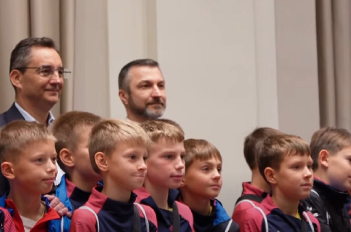 Papp László gyerekeknek mutogatta a debreceni városházát