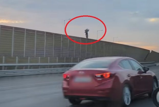 M0 tánc a zajvédő falon