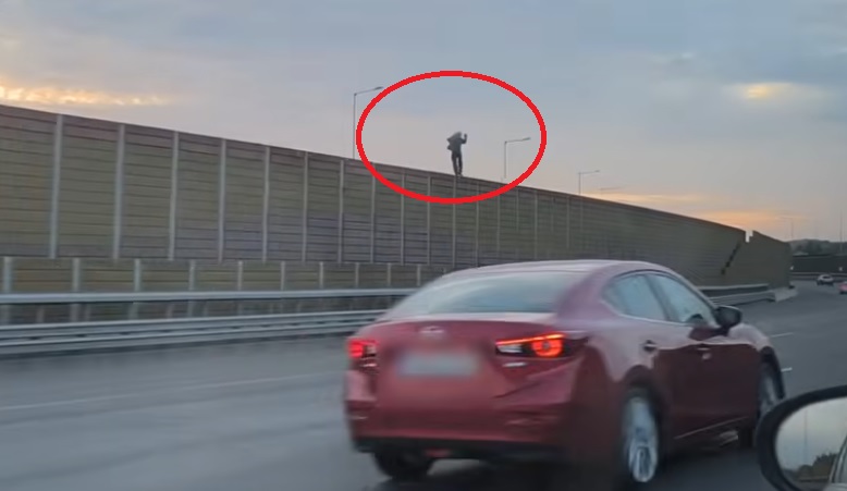 M0 tánc a zajvédő falon