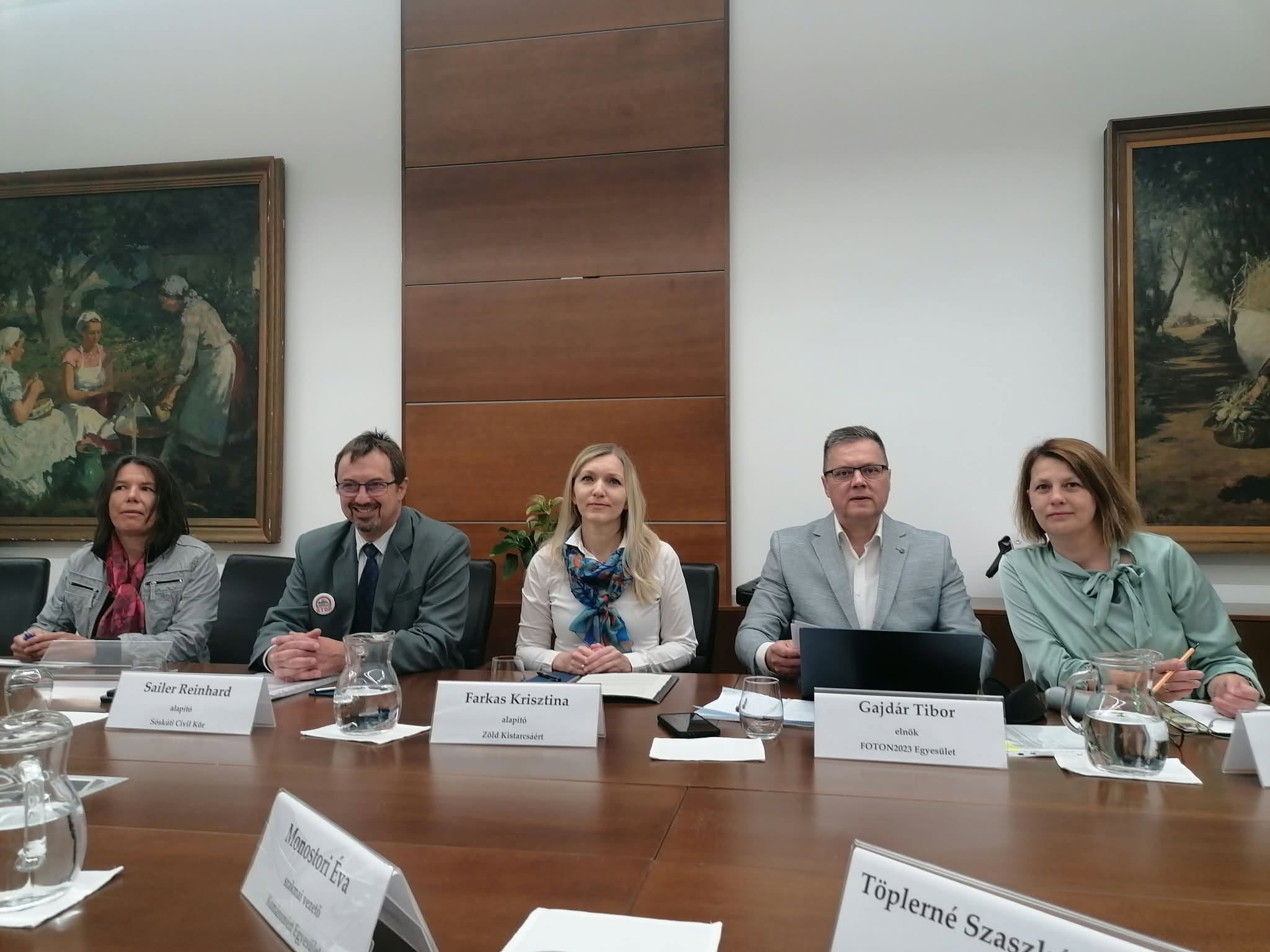 Gajdos László minisztériumában jártak a Mikepércsi Anyák