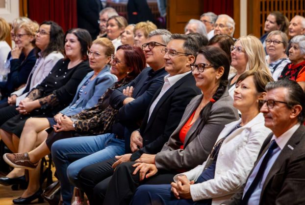 Az első sorból élvezhette az idősek műsorát a debreceni városvezetés